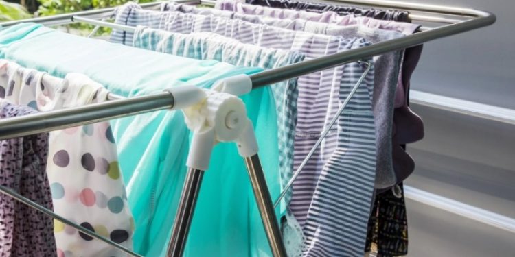 Alldaynews.gr Πώς να στεγνώνουν τα ρούχα σας πιο γρήγορα τις βροχερές μέρες