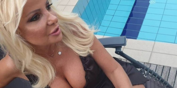 Στέλλα Μπεζαντάκου: Δημοσίευσε βίντεο “αυστηρά για ενηλίκους” από την παραλία