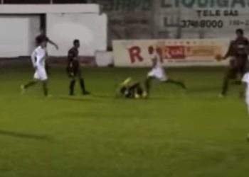 Συνελήφθη ποδοσφαιριστής που κλώτσησε διαιτητή στο κεφάλι εν ώρα αγώνα και τον άφησε αναίσθητο (vid)