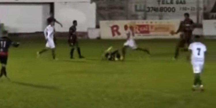 Συνελήφθη ποδοσφαιριστής που κλώτσησε διαιτητή στο κεφάλι εν ώρα αγώνα και τον άφησε αναίσθητο (vid)