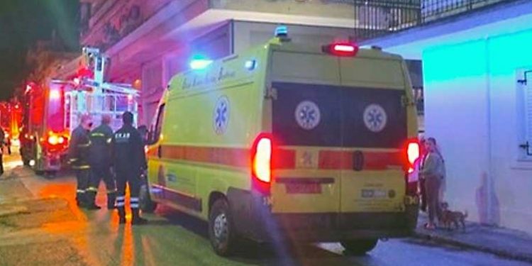 Alldaynews.gr Απίστευτο συμβάν: Πλήρωμα του ΕΚΑΒ πήγε να βοηθήσει γυναίκα και εκείνη τους έδειρε!!