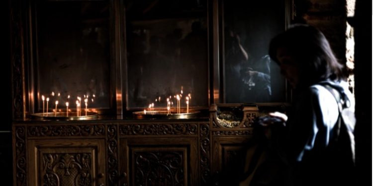 Νεκρή γυναίκα από κορωνοϊό σε αδελφότητα «προπύργιο» αρνητών στη Θεσσαλονίκη