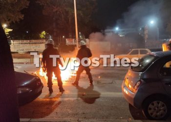 ΣΥΜΒΑΙΝΕΙ ΤΩΡΑ: Μολότοφ και δακρυγόνα στα Πανεπιστήμια στη Θεσσαλονίκη (φωτο, video)