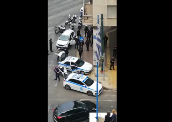 Αυτοκίνητο εμβόλισε περιπολικό στο κέντρο της Αθήνας – Έπεσαν πυροβολισμοί (video)