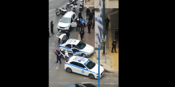 Alldaynews.gr Αυτοκίνητο εμβόλισε περιπολικό στο κέντρο της Αθήνας – Έπεσαν πυροβολισμοί (video)