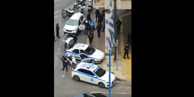 Alldaynews.gr Αυτοκίνητο εμβόλισε περιπολικό στο κέντρο της Αθήνας – Έπεσαν πυροβολισμοί (video)
