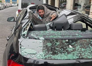 Πήδηξε από τον 9ο όροφο προσγειώθηκε πάνω σε αυτοκίνητο και σώθηκε – Σοκαριστικές εικόνες