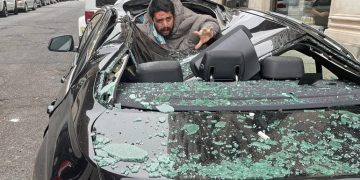 Alldaynews.gr Πήδηξε από τον 9ο όροφο προσγειώθηκε πάνω σε αυτοκίνητο και σώθηκε – Σοκαριστικές εικόνες