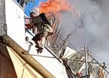Φωτιά σε πολυκατοικία στον Κολωνό- Βίντεο με τον ένοικο που προσπαθεί να γλιτώσει από τις φλόγες (video)