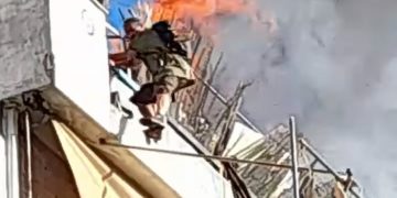 Alldaynews.gr Φωτιά σε πολυκατοικία στον Κολωνό- Βίντεο με τον ένοικο που προσπαθεί να γλιτώσει από τις φλόγες (video)