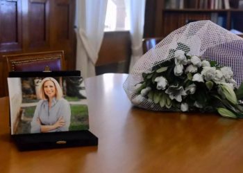 Φώφη Γεννηματά: Πλημμύρισε λουλούδια το γραφείο της στην Βουλή[photos]