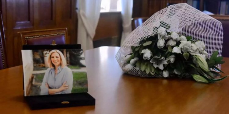 Φώφη Γεννηματά: Πλημμύρισε λουλούδια το γραφείο της στην Βουλή[photos]