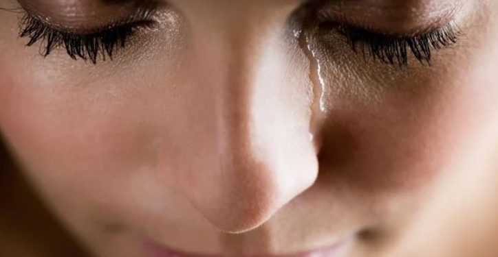 Κτήνος αλλά τον Αγαπώ: Συζούσαμε και ταυτόχρονα παντρεύτηκε με άλλη και έκανε παιδί με εξωσωματική!