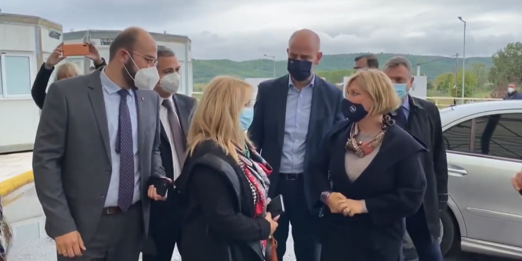 Alldaynews.gr Κατερίνη: Γιούχαραν τη Μ. Γκάγκα οι υγειονομικοί σε αναστολή – Σε αμηχανία η αναπληρώτρια υπουργός (video)