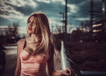 Η πανέμορφη Λαρισαία που συνδυάζει τη στολή της ιατρικής και τα φορέματα σχεδιαστών μόδας! (φωτο)