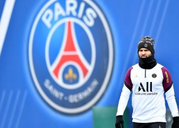 Σύντροφος γνωστού ποδοσφαιριστή τον πάτησε με το αμάξι της και ετοιμάζει να δημοσιεύσει s3x tape (video)