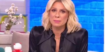 Alldaynews.gr Τραγικές στιγμές για την Κατερίνα Καραβάτου: Νεκρή η μητέρα της-Την ενημέρωσαν On Air