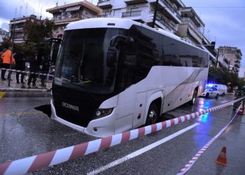 Θεσσαλονίκη: Άνοιξε η γη και… ρούφηξε λεωφορείο (φωτο, video)