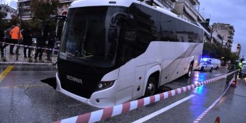 Θεσσαλονίκη: Άνοιξε η γη και… ρούφηξε λεωφορείο (φωτο, video)