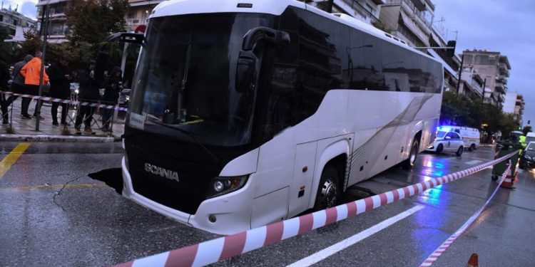 Θεσσαλονίκη: Άνοιξε η γη και… ρούφηξε λεωφορείο (φωτο, video)