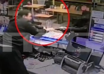 Νέα Ιωνία: Ληστής μπήκε με όπλο σε πρακτορείο και του το άρπαξε ο ιδιοκτήτης (video)