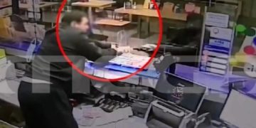 Alldaynews.gr Νέα Ιωνία: Ληστής μπήκε με όπλο σε πρακτορείο και του το άρπαξε ο ιδιοκτήτης (video)