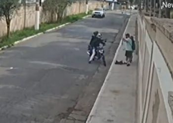 Σοκαριστικό βίντεο: SUV πέφτει πάνω σε μηχανή με ληστές την ώρα που απειλούν με όπλο ζευγάρι (vid)