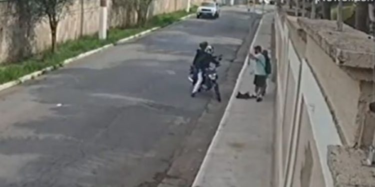 Alldaynews.gr Σοκαριστικό βίντεο: SUV πέφτει πάνω σε μηχανή με ληστές την ώρα που απειλούν με όπλο ζευγάρι (vid)