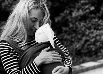 Μαρία Ηλιάκη: Θηλάζει δημόσια την κόρη της και στέλνει μήνυμα (φωτο, video)