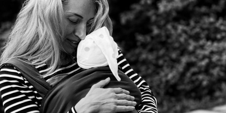 Alldaynews.gr Μαρία Ηλιάκη: Θηλάζει δημόσια την κόρη της και στέλνει μήνυμα (φωτο, video)