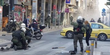 Alldaynews.gr Επεισόδια στο κέντρο της Αθήνας-Τραυματίας αστυνομικός από επίθεση νεαρών