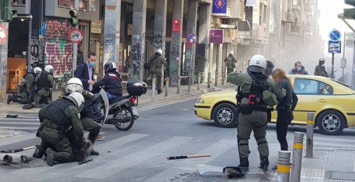 Alldaynews.gr Επεισόδια στο κέντρο της Αθήνας-Τραυματίας αστυνομικός από επίθεση νεαρών