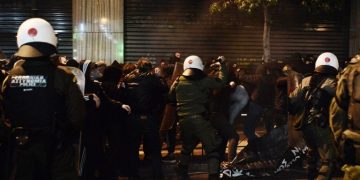 Συμβαίνει Τώρα: Πορεία αριστερών οργανώσεων στο κέντρο της Αθήνας για τον θάνατο του 20χρονου Ρομά στο Πέραμα[video]