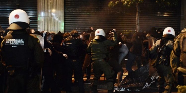 Συμβαίνει Τώρα: Πορεία αριστερών οργανώσεων στο κέντρο της Αθήνας για τον θάνατο του 20χρονου Ρομά στο Πέραμα[video]