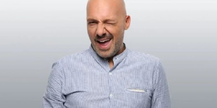 Alldaynews.gr The Voice-Ανατροπή! Ο Μουτσινάς νέος παρουσιαστής-Φεύγει ο Λιανός