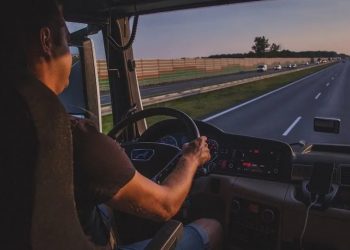 Ζητούνται οδηγοί με μισθό από 2.300 έως 2.750 ευρώ