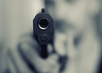 Απίστευτη τραγωδία: Αγοράκι 2 ετών πυροβόλησε τη μάνα του στο κεφάλι