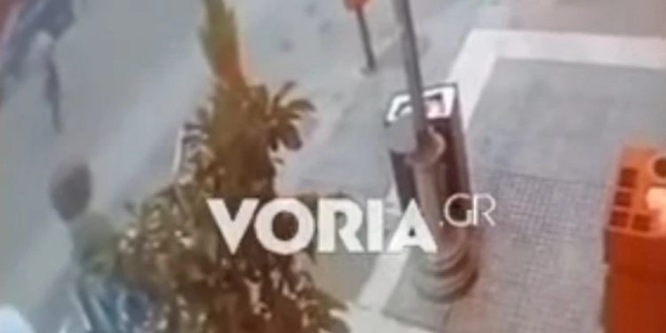 Alldaynews.gr Θεσσαλονίκη: Βίντεο – σοκ από παράσυρση γυναίκας – Τροχαίο με εγκατάλειψη