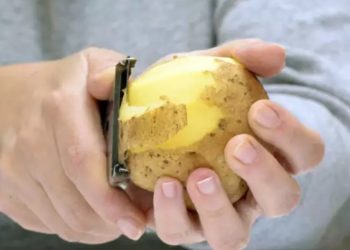 Αν καθαρίζετε μια πατάτα και έχει αυτήν την μυρωδιά, μην την φάτε! Τι προειδοποιούν ειδικοί