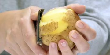 Αν καθαρίζετε μια πατάτα και έχει αυτήν την μυρωδιά, μην την φάτε! Τι προειδοποιούν ειδικοί