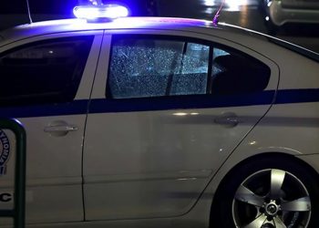 Ενέδρα κι επίθεση σε αστυνομικούς ύστερα από παραπλανητικό τηλεφώνημα για δήθεν φωτιά σε κάδους (video)