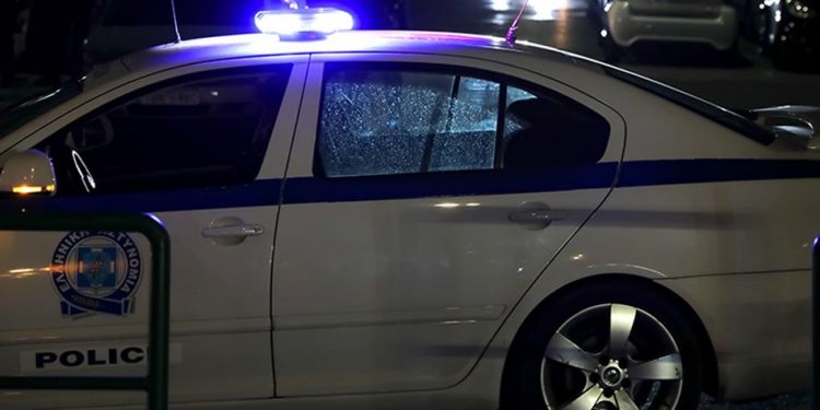 Alldaynews.gr Ενέδρα κι επίθεση σε αστυνομικούς ύστερα από παραπλανητικό τηλεφώνημα για δήθεν φωτιά σε κάδους (video)