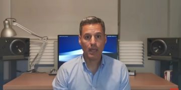 Γρηγόρης Πετράκος: Αντιδράσεις για τον αρνητή τραγουδιστή που που εμφανίζεται σε μαγαζί για εμβολιασμένος