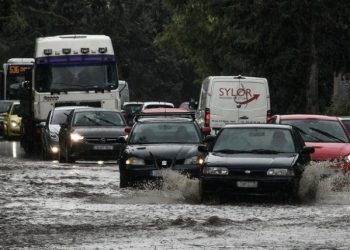 Πλημμύρισε και έκλεισε η οδός Πειραιώς λόγω της βροχής