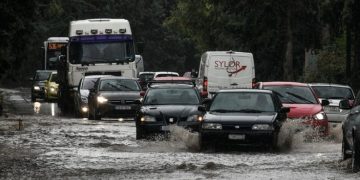 Alldaynews.gr Πλημμύρισε και έκλεισε η οδός Πειραιώς λόγω της βροχής