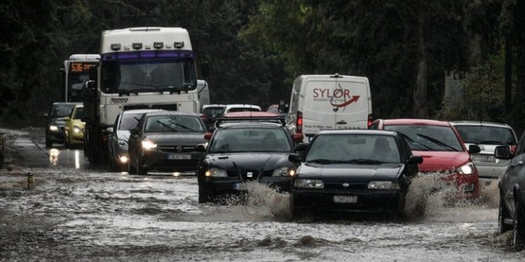 Alldaynews.gr Πλημμύρισε και έκλεισε η οδός Πειραιώς λόγω της βροχής