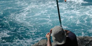 Alldaynews.gr Πριν Λίγο-Νέα τραγωδία με 1 Νεκρό και τραυματίες: Ψάρευαν απο τα βράχια και τους χτύπησε μεγάλο κύμα