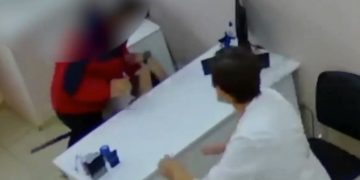 Alldaynews.gr Άγριος ξυλοδαρμός δερματολόγου από σύζυγο ασθενούς (video)