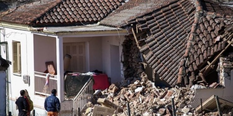 Alldaynews.gr Αδιανόητα πράγματα: Έστειλαν στους σεισμόπληκτους άπλυτα εσώρουχα, νυφικά και αποκριάτικες στολές