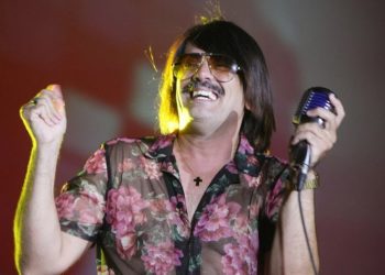 Τόνι Σφήνος: Έπεσε η εξέδρα την ώρα που τραγουδούσε[video]